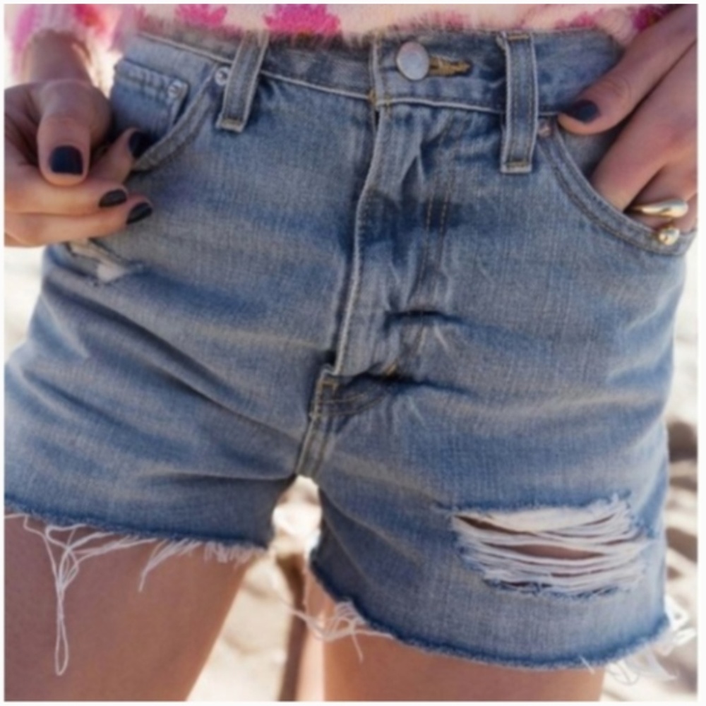BDG Girlfriend High-Rise Denim Short – Light Wash